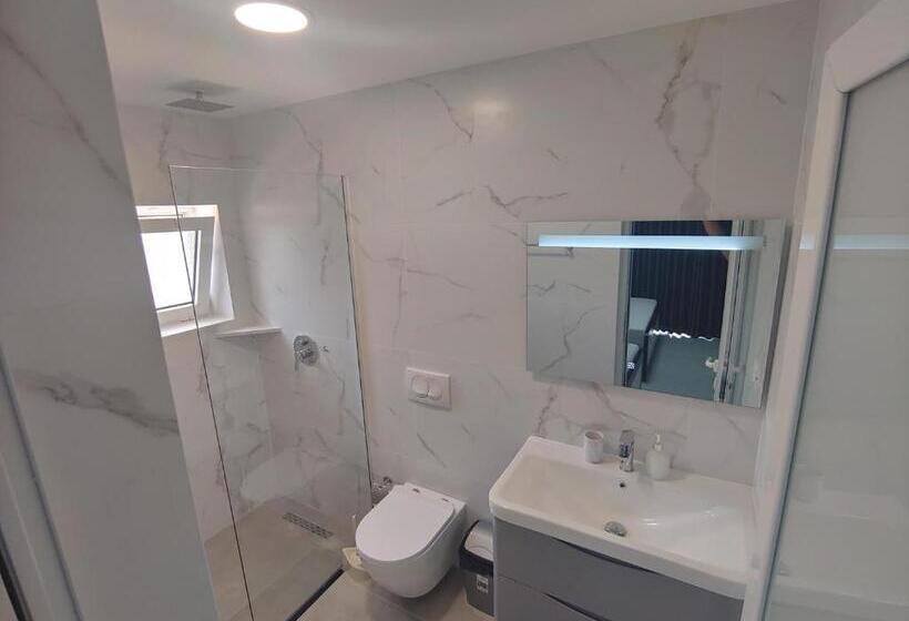 Delüks Üç Kişilik Oda, Villa Leonel Zeka