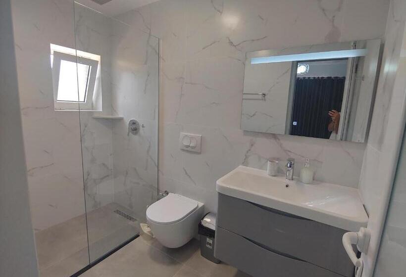 Quarto Triplo Deluxe, Villa Leonel Zeka