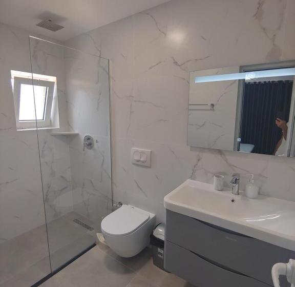 Delüks Üç Kişilik Oda, Villa Leonel Zeka