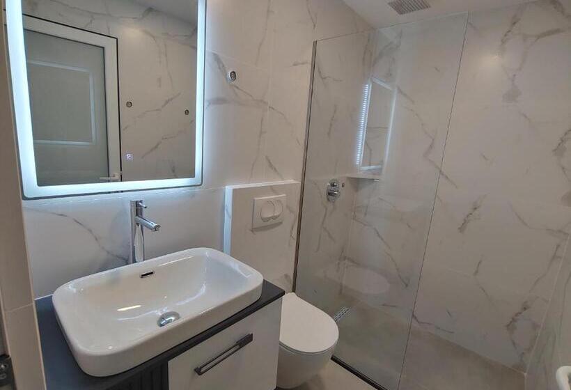 Delüks Üç Kişilik Oda, Villa Leonel Zeka