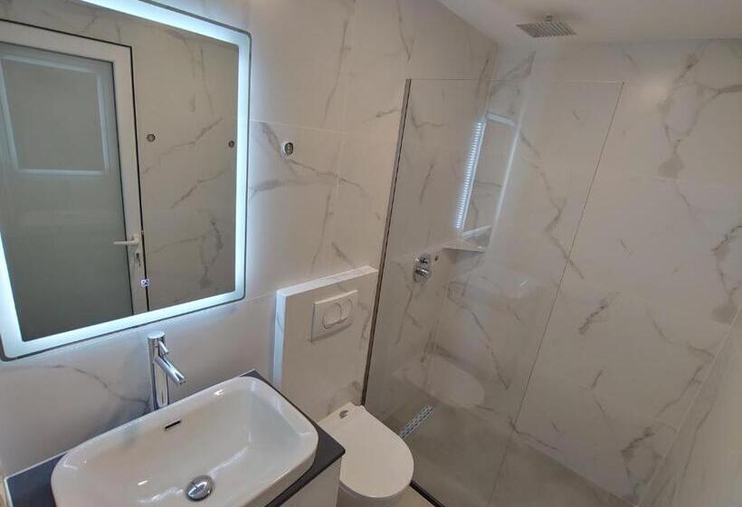 Delüks Üç Kişilik Oda, Villa Leonel Zeka