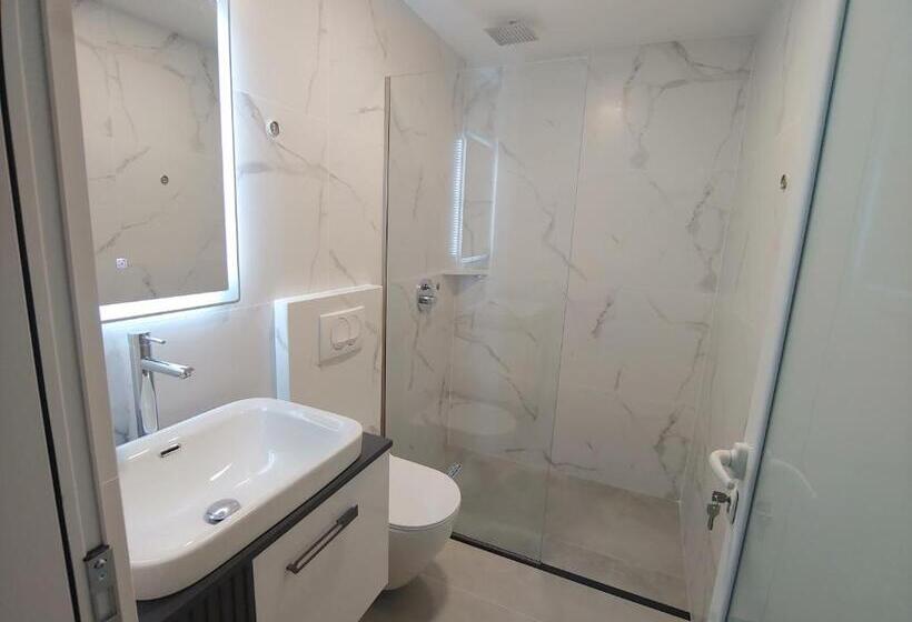 Delüks Üç Kişilik Oda, Villa Leonel Zeka