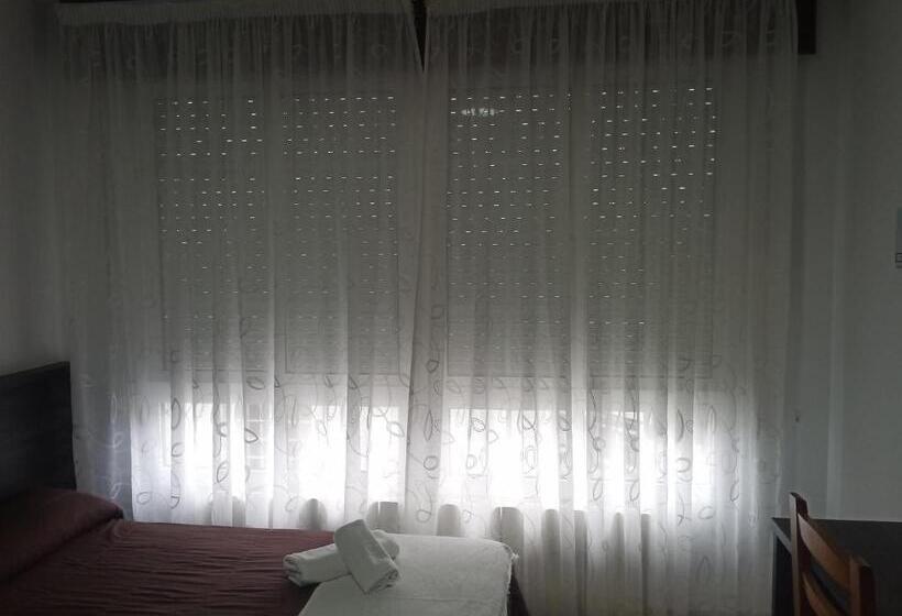 חדר סטנדרט לשלושה, Pensión Km66 Palas De Rei