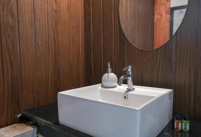 Номер Deluxe с Балконом, Anjoned Hostel & Cafe