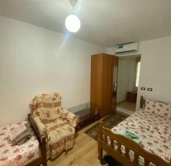 Cameră Triplă Standard, Kulla E Vjeter