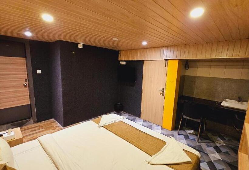 Deluxe Rum, Clock Inn