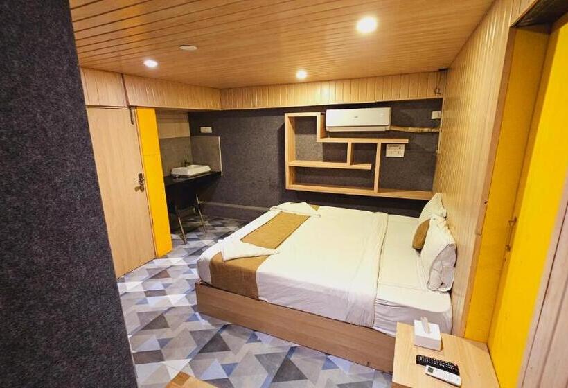 Deluxe Rum, Clock Inn