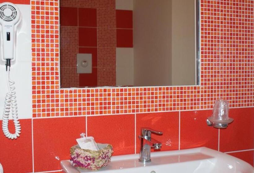 חדר סטנדרט לשלושה עם טרסה, Mimi