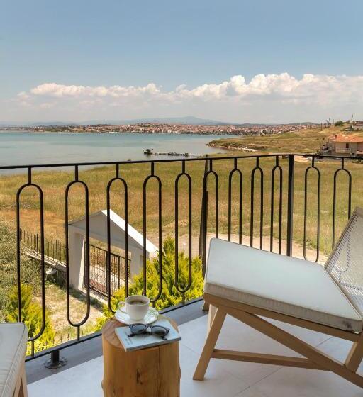 سوییت لوکس, Zoİ Cunda