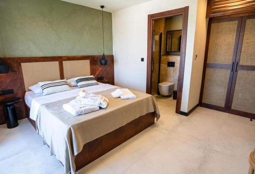 سوییت لوکس, Zoİ Cunda