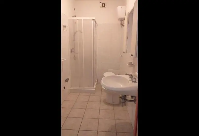 スタンダード4人部屋, Room In Bb Quadruple Room In Pineto A Few Meters From The Sea