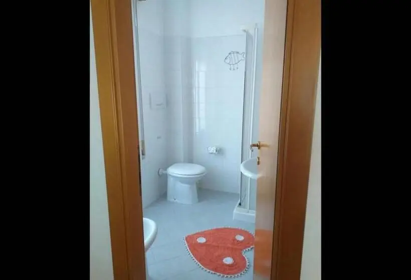 スタンダード4人部屋, Room In Bb Quadruple Room In Pineto A Few Meters From The Sea