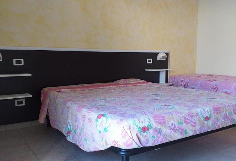 スタンダード４人部屋, Room In Bb   Quadruple Room In Pineto   A Few Meters From The Sea