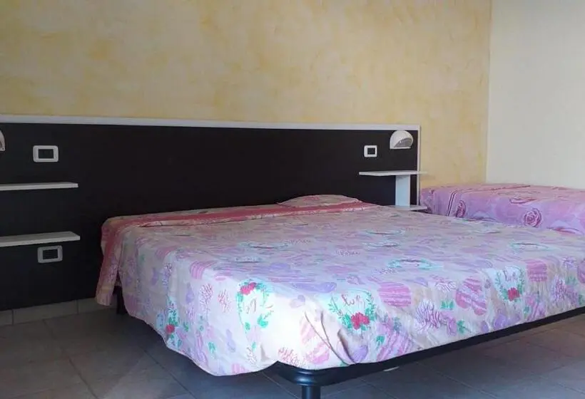 スタンダード4人部屋, Room In Bb Quadruple Room In Pineto A Few Meters From The Sea