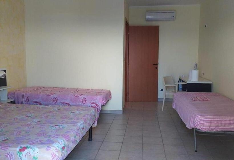 Четырехместный Номер Стандарт, Room In Bb   Quadruple Room In Pineto   A Few Meters From The Sea