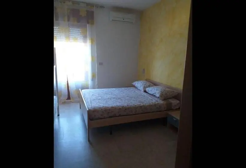スタンダード4人部屋, Room In Bb Quadruple Room In Pineto A Few Meters From The Sea