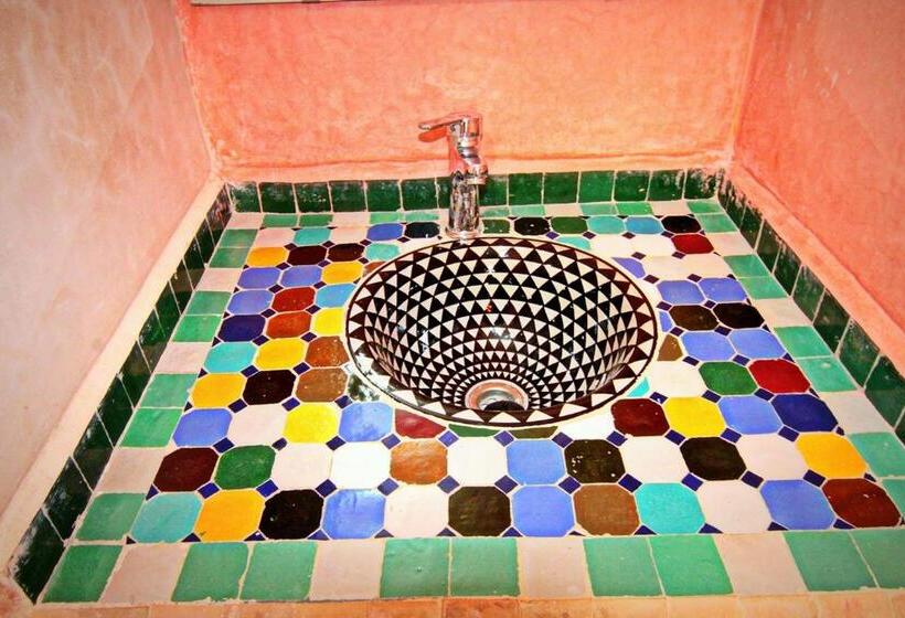 غرفة قياسية مزوَّدة بشُرفة, Jnane Karma