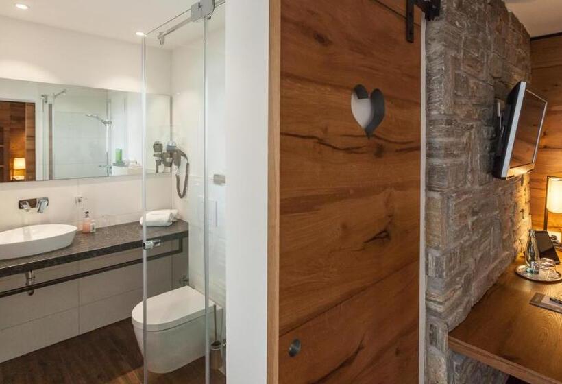 带大床的豪华间, Bollenhuthotel Kirnbacher Hof