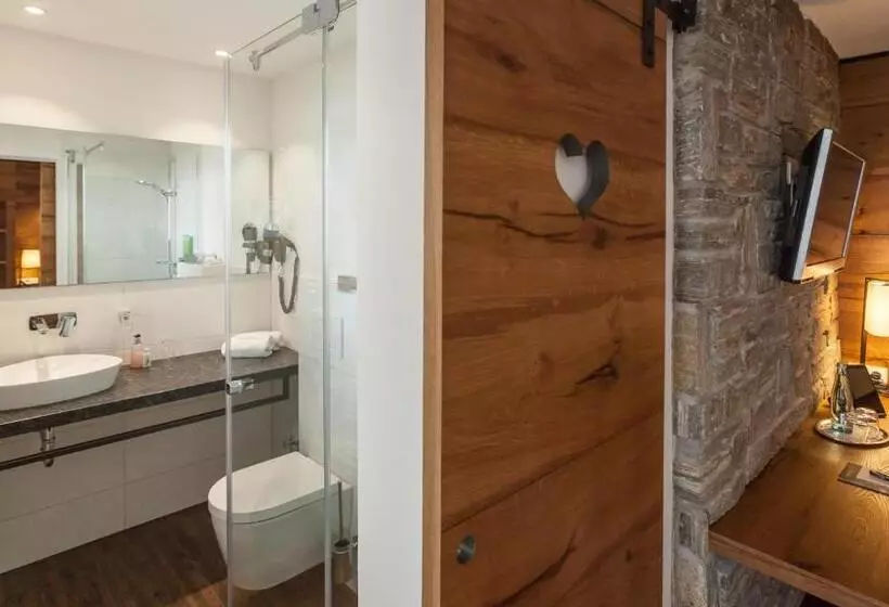 اتاق لوکس با تخت بزرگ, Bollenhuthotel Kirnbacher Hof