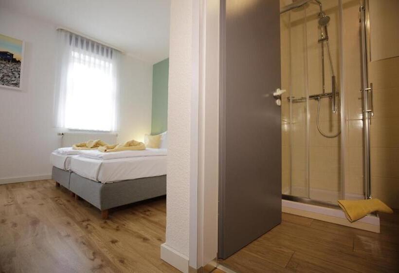 스탠다드 트리플 룸, Beck