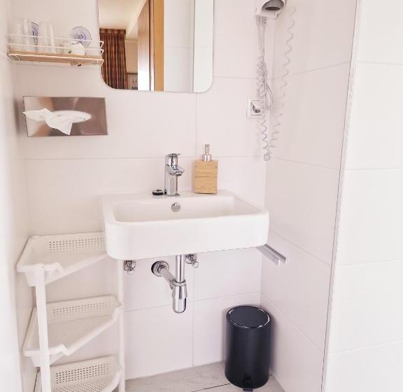 חדר סטנדרט, Elisabeth Ilse