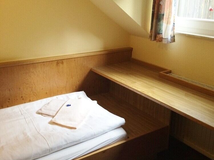 غرفة قياسية ثلاثية, Harzhaus