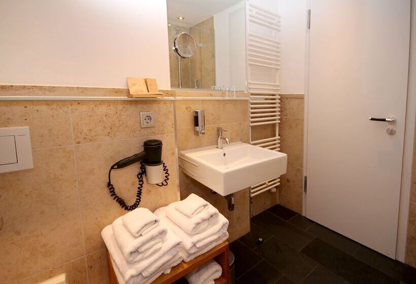 Standardzimmer, Qube Hotel Bergheim