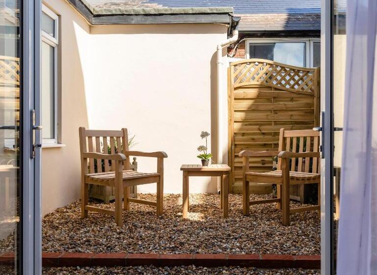 Classic Room with Terrace, The Beachcroft Hotel, Bw Signature Collection