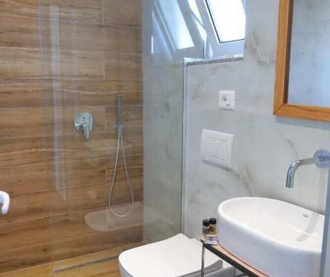 标准三人间, Summer Point