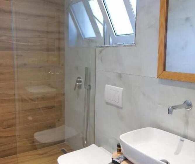 标准三人间, Summer Point