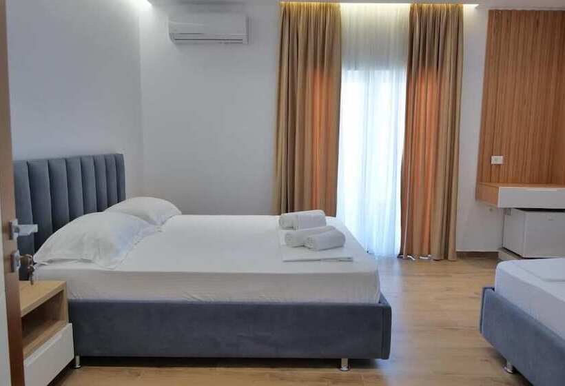 带阳台的三人标准间, Summer Point