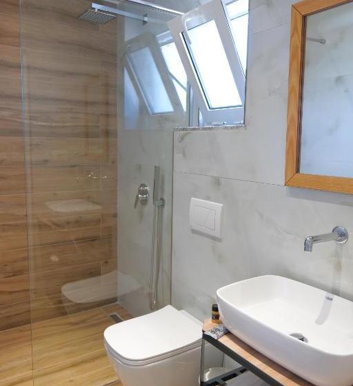 标准三人间, Summer Point