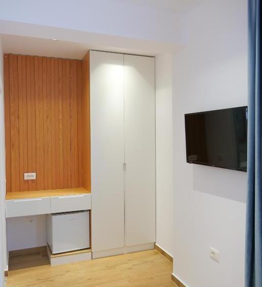 标准三人间, Summer Point