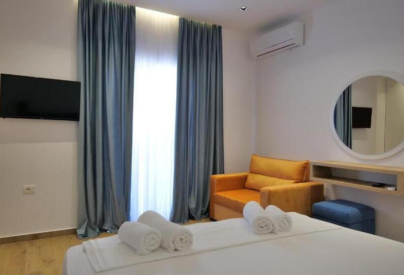 标准三人间, Summer Point