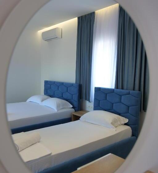 带阳台的三人标准间, Summer Point