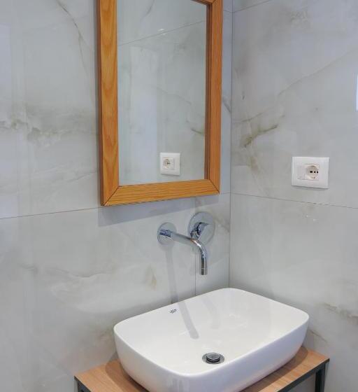 带阳台标准四人间, Summer Point