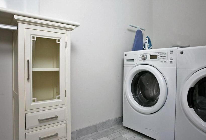 标准工作室, Roami At Factors Row