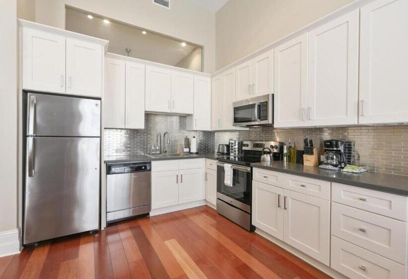 标准工作室, Roami At Factors Row