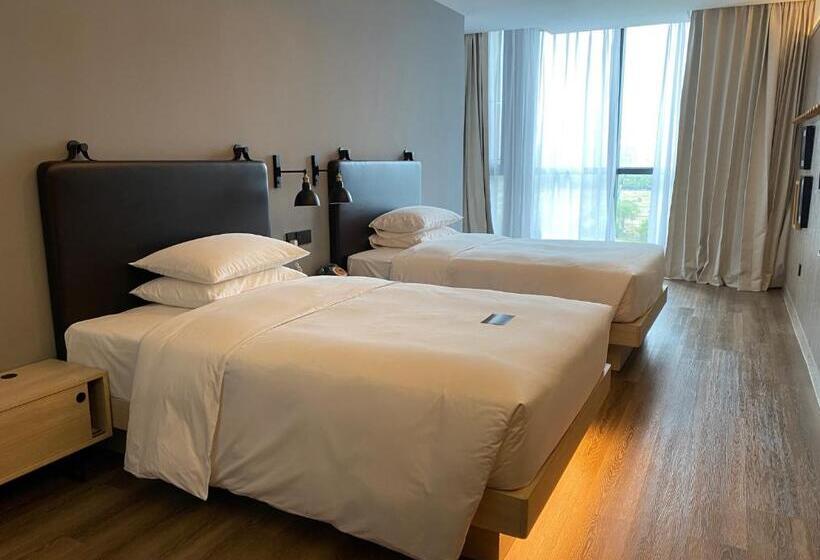 Standart Oda, Moxy Shanghai Hongqiao Necc