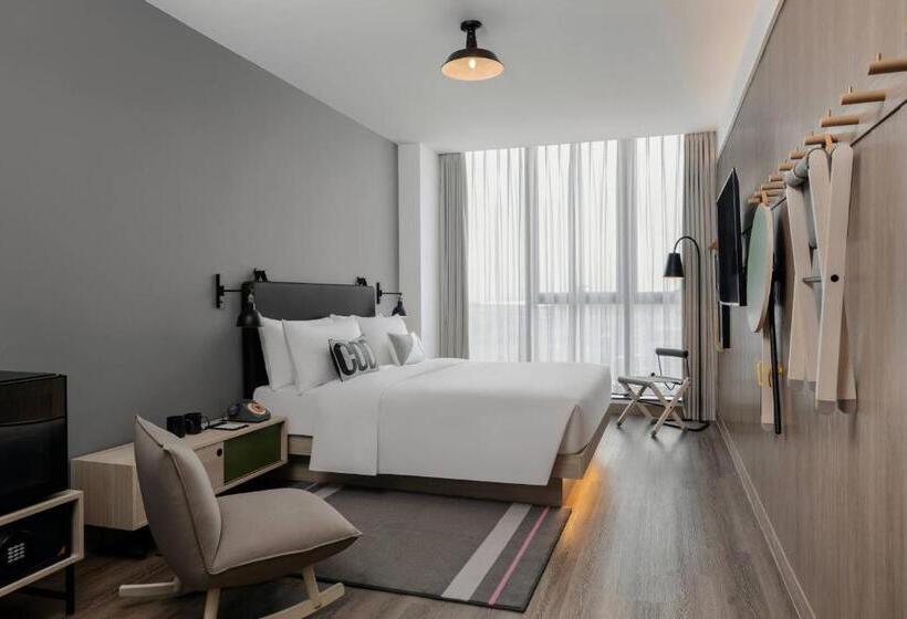 اتاق استاندارد با تخت بزرگ, Moxy Shanghai Hongqiao Necc