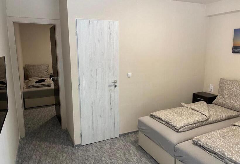 Апартаменты 1 Спальня Нижний Этаж, Kinizsi Udvar Apartmanház