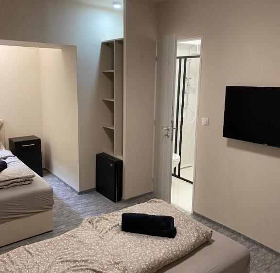 低层单卧公寓, Kinizsi Udvar Apartmanház