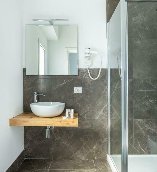 غرفة قياسية, J Rooms