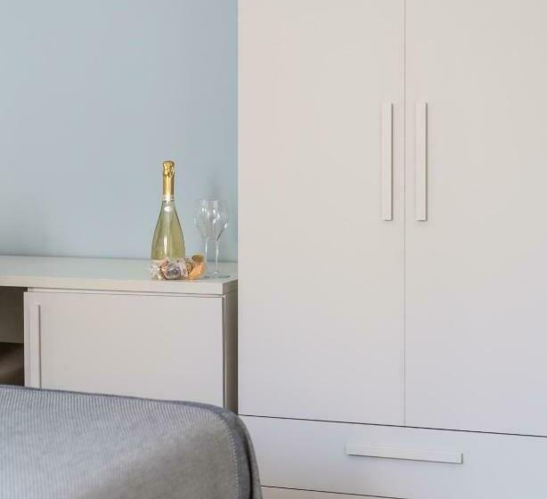 غرفة قياسية, J Rooms