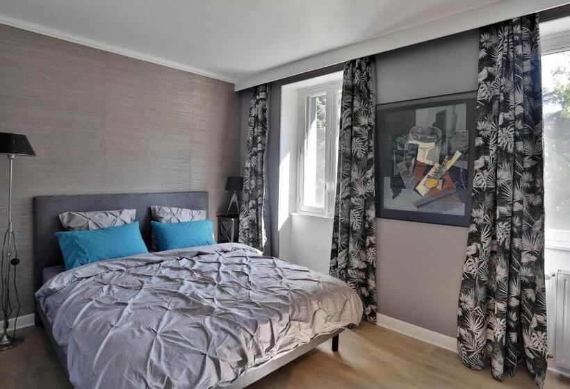 家庭套房, La Chapelle Aux Acacias