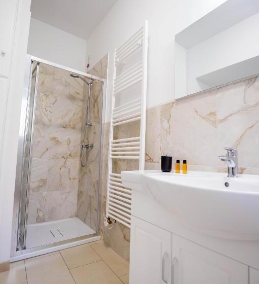 استودیوی استاندارد, Residence Villa Tota