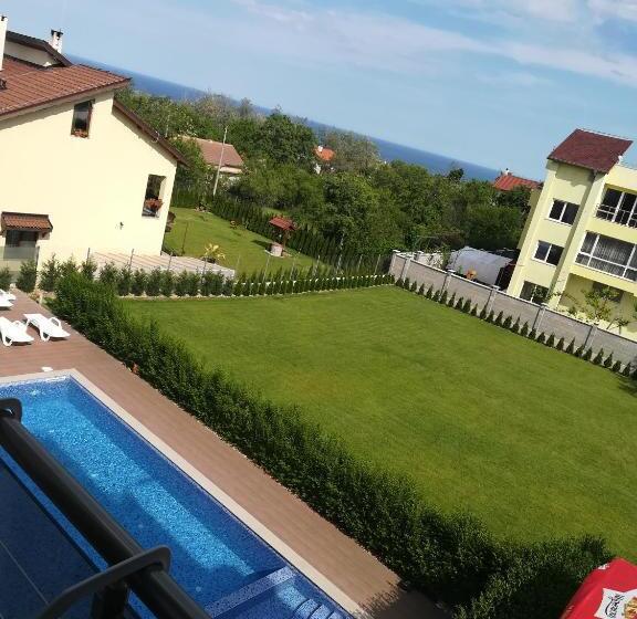 اتاق لوکس با چشم‌انداز استخر, Vanilla, Varna   Free Parking