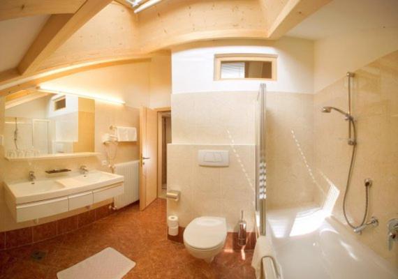 דירת חדר עם טרסה, Roter Adler