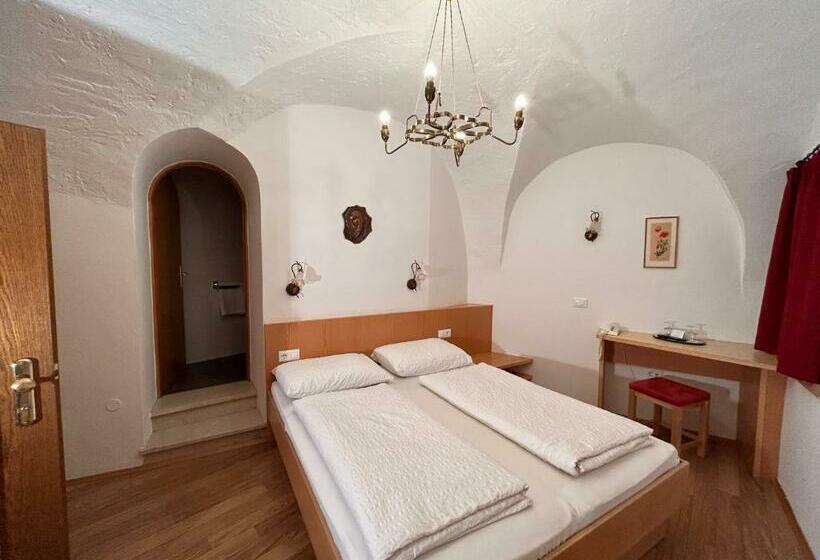 חדר אקונומי, Roter Adler