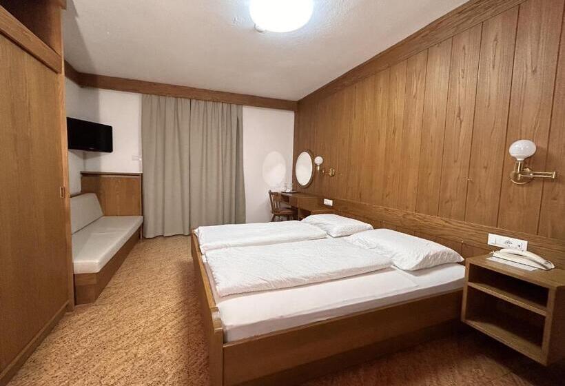 חדר סופריור, Roter Adler